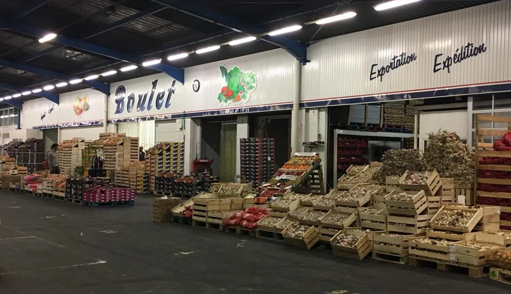 Le carreau Boulet au MIN de Nantes, ses enseignes et ses piles de cagettes