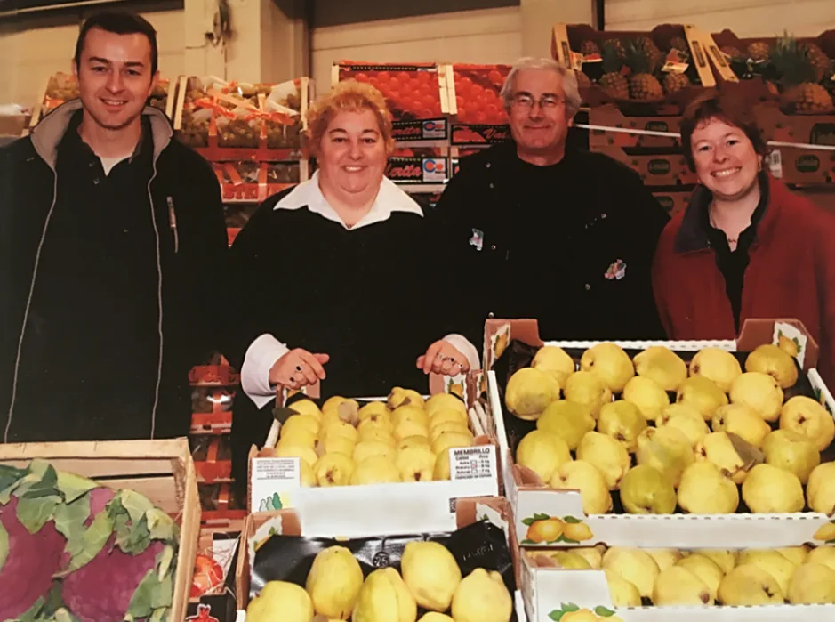 Laurent, Yvette, Claude et Nelly Boulet derrière des cagettes de coings