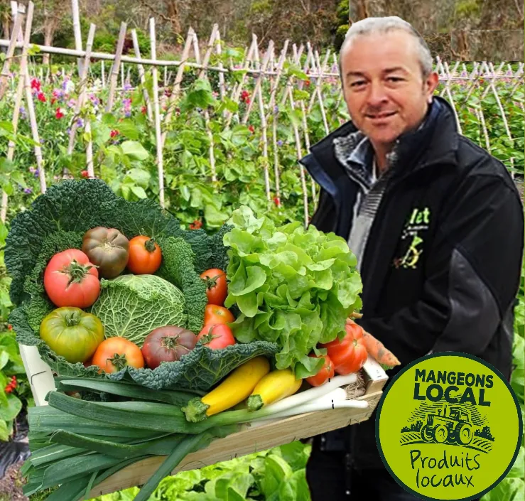 Laurent Boulet, une cagette de légumes locaux dans les bras